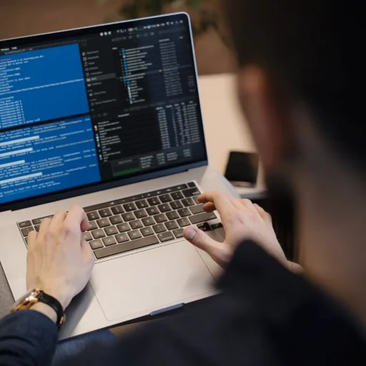 MrpPRO’nun Temel Modülleri Aşağıdaki tablo MrpPRO modüllerini üst düzey bir özetle sunar: Modül Açıklama Stok Yönetimi Depo, hammadde, yarı mamul ve ürün stoklarının gerçek zamanlı takibi Üretim Planlama Hedeflere göre otomatik üretim planı oluşturma ve iş yükü dağıtımı İş Emirleri Yönetimi Operatör bazlı iş emri takibi, iş istasyonu planlaması MRP (Malzeme İhtiyaç Planlama) Üretim için gerekli tüm malzemeleri otomatik hesaplar BOM Yönetimi (Reçete) Ürün ağaçları, operasyon listeleri, varyant yönetimi Kalite Yönetimi Giriş kalite, proses kalite, final kalite kontrol adımları Kapasite Planlama Makine, iş gücü ve iş istasyonu yük hesaplamaları Satın Alma Yönetimi Otomatik satın alma talepleri, tedarikçi performans izleme Maliyet Yönetimi Ürün maliyeti, operasyon maliyeti, fire maliyeti hesaplama Saha Yönetimi (MES) Operatör dokunmatik ekran girişleri, anlık üretim takibi MrpPRO ile Üretim Süreci Nasıl Yönetilir? Hammadde ve Stok Yönetimi MrpPRO, depo süreçlerini uçtan uca yönetir: Minimum stok seviyeleri belirlenir Kritik stok uyarıları otomatik gelir Rezervasyon mantığıyla stok çakışmaları önlenir Lot/seri numarası ile izlenebilirlik sağlanır Depolar arası transferler kaydedilir Bu sayede üretim duruşlarının en büyük nedeni olan “malzeme eksikliği” ortadan kalkar. Ürün Reçetesi (BOM) Yönetimi Bir ürünün tüm bileşenleri ağaç yapısıyla tanımlanır. Reçete; malzeme listesi + operasyon listesi + standart süre + maliyetleri içerir. BOM sayesinde: Yeni ürün geliştirme hızlanır Üretim sırasında hata oranı düşer Maliyetler daha net hesaplanır Versiyon kontrolü yapılır Üretim Planlama & İş Emirleri MrpPRO’nun en güçlü yanlarından biri otomatik üretim planlama yeteneğidir. Sistem: Talepleri okur Kapasiteyi analiz eder MRP çalıştırır Gerekli hammaddeleri hesaplar En uygun üretim planını oluşturur Planlanan iş emirleri; operatör, makine, vardiya ve tarih bazlı dağıtılır. Saha Yönetimi (MES Entegrasyonu) MrpPRO üretim sahasındaki tüm hareketleri dokunmatik terminaller, tabletler veya operatör panelleri üzerinden toplar. Saha modülü ile: İş emri başlangıç ve bitiş saatleri Operatör performansı Makine duruş bilgileri Anlık üretim miktarları Fire miktarları gerçek zamanlı olarak raporlanır. Maliyet Hesaplama MrpPRO maliyet modülü hem standart hem de anlık maliyet hesaplayabilir. Maliyet hesaplarında yer alan kalemler: Hammadde maliyetleri Operasyon süre maliyetleri Makine enerji maliyetleri Fire maliyetleri Dolaylı giderler Sonuç: gerçekçi ürün maliyeti, doğru fiyatlandırma, yüksek kâr oranı