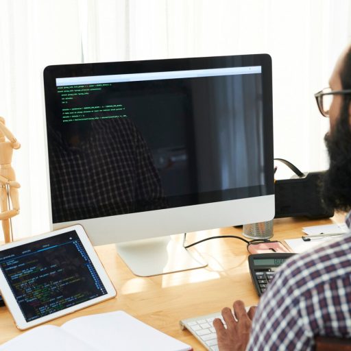 MrpPRO’nun Temel Modülleri Aşağıdaki tablo MrpPRO modüllerini üst düzey bir özetle sunar: Modül Açıklama Stok Yönetimi Depo, hammadde, yarı mamul ve ürün stoklarının gerçek zamanlı takibi Üretim Planlama Hedeflere göre otomatik üretim planı oluşturma ve iş yükü dağıtımı İş Emirleri Yönetimi Operatör bazlı iş emri takibi, iş istasyonu planlaması MRP (Malzeme İhtiyaç Planlama) Üretim için gerekli tüm malzemeleri otomatik hesaplar BOM Yönetimi (Reçete) Ürün ağaçları, operasyon listeleri, varyant yönetimi Kalite Yönetimi Giriş kalite, proses kalite, final kalite kontrol adımları Kapasite Planlama Makine, iş gücü ve iş istasyonu yük hesaplamaları Satın Alma Yönetimi Otomatik satın alma talepleri, tedarikçi performans izleme Maliyet Yönetimi Ürün maliyeti, operasyon maliyeti, fire maliyeti hesaplama Saha Yönetimi (MES) Operatör dokunmatik ekran girişleri, anlık üretim takibi MrpPRO ile Üretim Süreci Nasıl Yönetilir? Hammadde ve Stok Yönetimi MrpPRO, depo süreçlerini uçtan uca yönetir: Minimum stok seviyeleri belirlenir Kritik stok uyarıları otomatik gelir Rezervasyon mantığıyla stok çakışmaları önlenir Lot/seri numarası ile izlenebilirlik sağlanır Depolar arası transferler kaydedilir Bu sayede üretim duruşlarının en büyük nedeni olan “malzeme eksikliği” ortadan kalkar. Ürün Reçetesi (BOM) Yönetimi Bir ürünün tüm bileşenleri ağaç yapısıyla tanımlanır. Reçete; malzeme listesi + operasyon listesi + standart süre + maliyetleri içerir. BOM sayesinde: Yeni ürün geliştirme hızlanır Üretim sırasında hata oranı düşer Maliyetler daha net hesaplanır Versiyon kontrolü yapılır Üretim Planlama & İş Emirleri MrpPRO’nun en güçlü yanlarından biri otomatik üretim planlama yeteneğidir. Sistem: Talepleri okur Kapasiteyi analiz eder MRP çalıştırır Gerekli hammaddeleri hesaplar En uygun üretim planını oluşturur Planlanan iş emirleri; operatör, makine, vardiya ve tarih bazlı dağıtılır. Saha Yönetimi (MES Entegrasyonu) MrpPRO üretim sahasındaki tüm hareketleri dokunmatik terminaller, tabletler veya operatör panelleri üzerinden toplar. Saha modülü ile: İş emri başlangıç ve bitiş saatleri Operatör performansı Makine duruş bilgileri Anlık üretim miktarları Fire miktarları gerçek zamanlı olarak raporlanır. Maliyet Hesaplama MrpPRO maliyet modülü hem standart hem de anlık maliyet hesaplayabilir. Maliyet hesaplarında yer alan kalemler: Hammadde maliyetleri Operasyon süre maliyetleri Makine enerji maliyetleri Fire maliyetleri Dolaylı giderler Sonuç: gerçekçi ürün maliyeti, doğru fiyatlandırma, yüksek kâr oranı